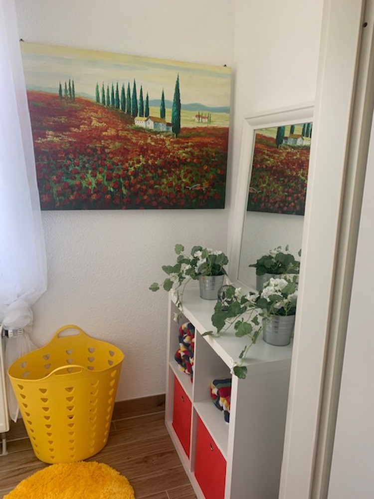 Wandbild und Regal mit Pflanzen