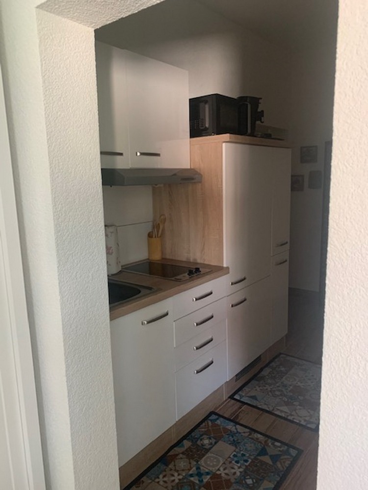 Küchenzeile mit Mikrowelle und Kaffeemaschine