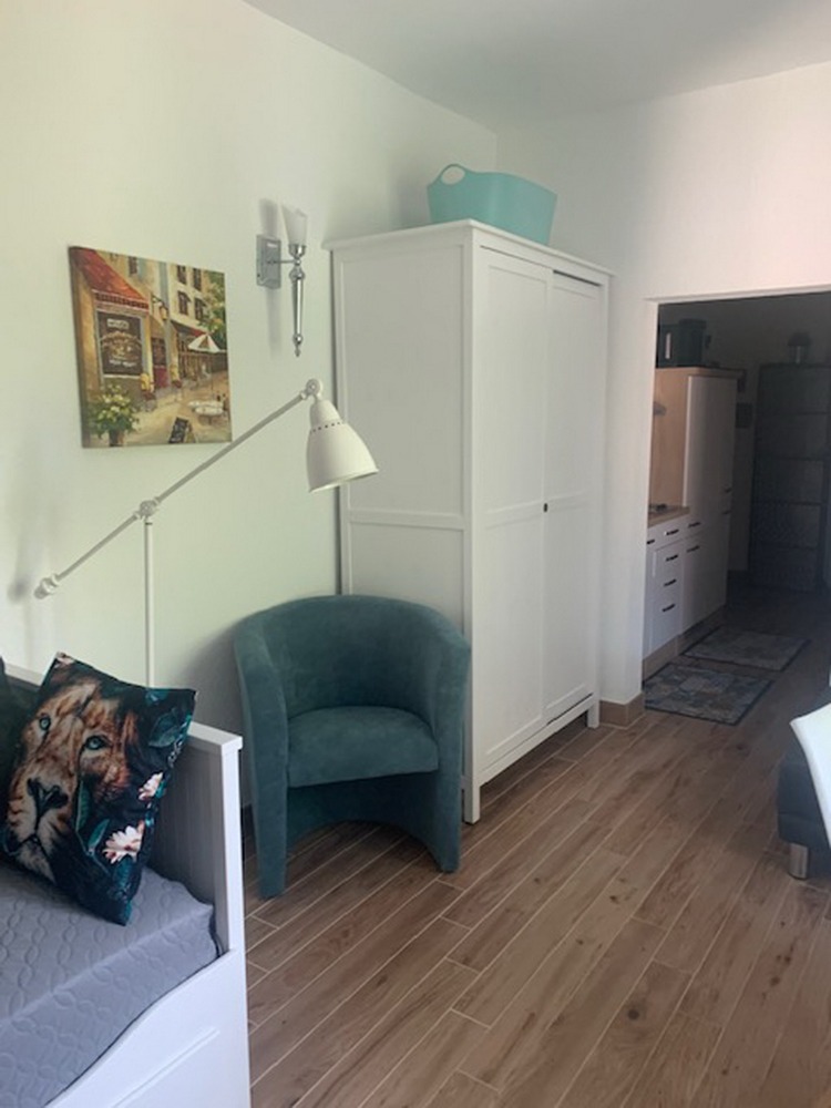 Sessel und Kleiderschrank im Wohnbereich