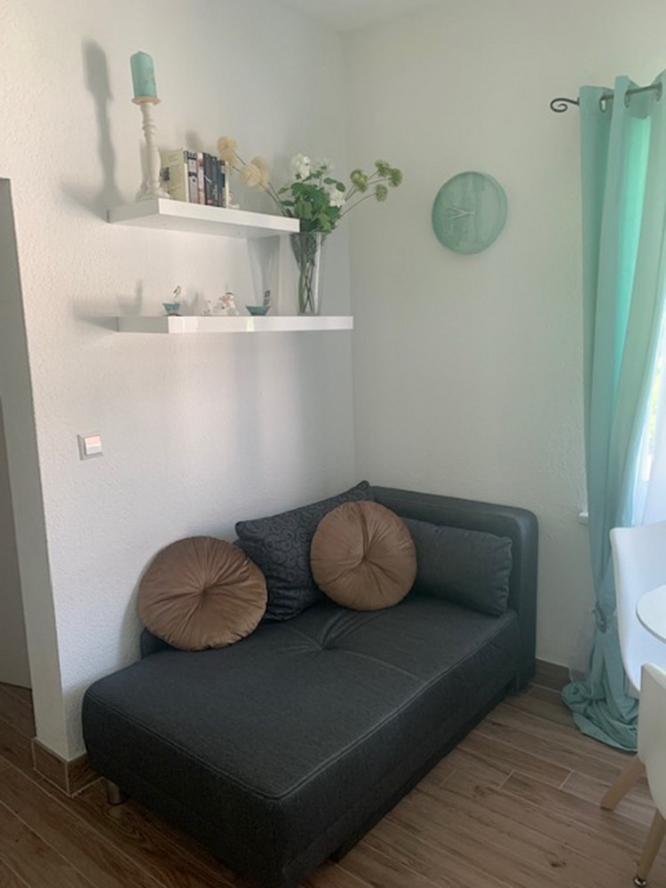 Sofaecke mit Wandregalen