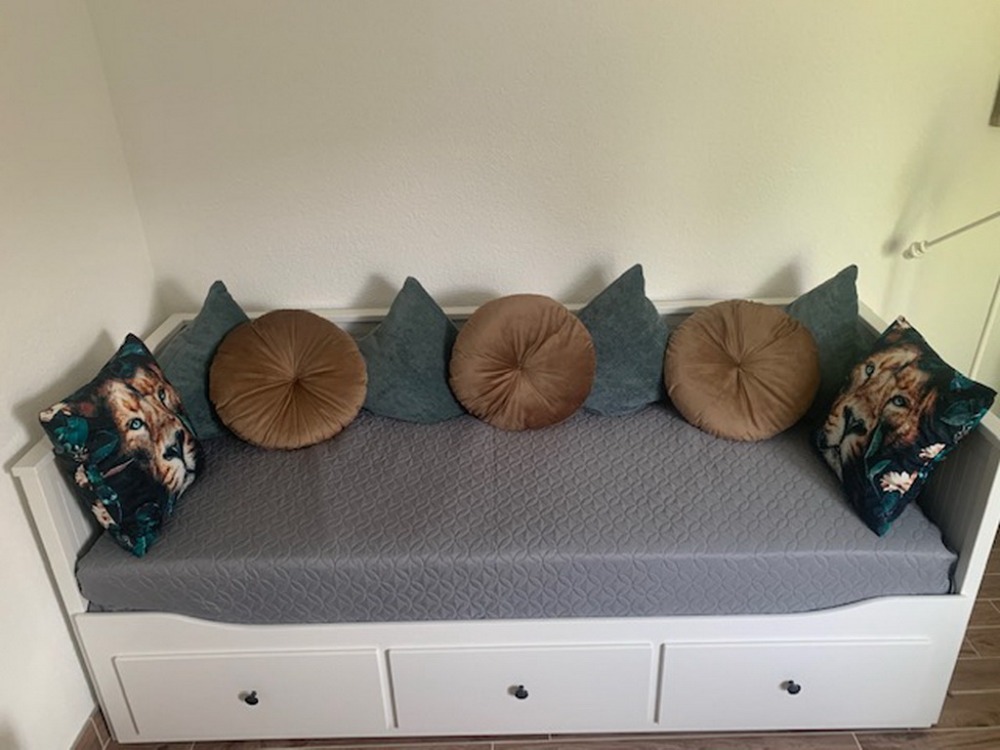 Tagesbett mit dekorativen Kissen