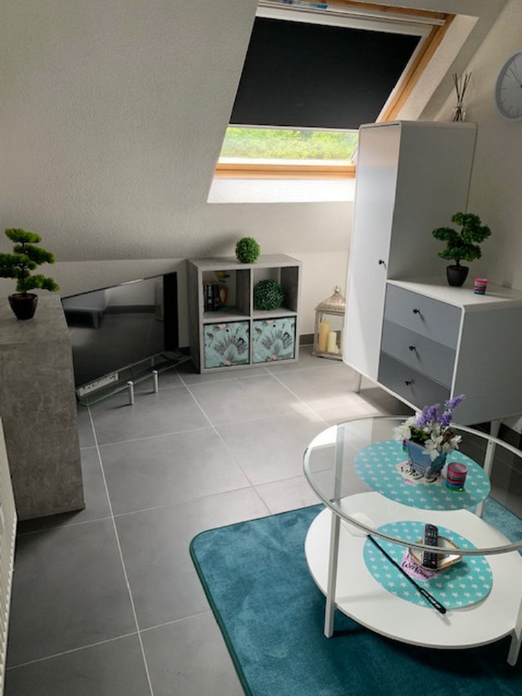 Wohnbereich mit Fernseher und Kommode